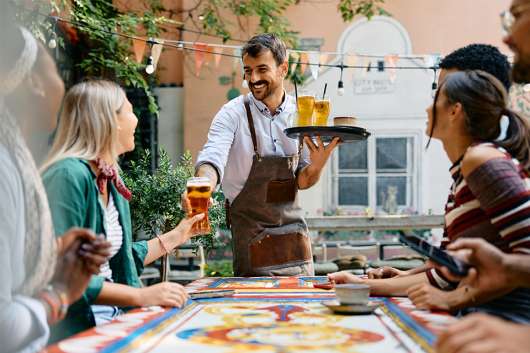 Foto: Kellner serviert Getränke